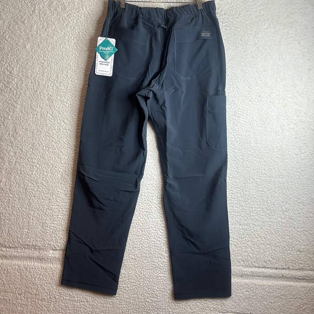 NWT Mens Essential Threads Welby Antimicrobial Gray Scrubs Set Size MEDIUM - Picture 12 of 16